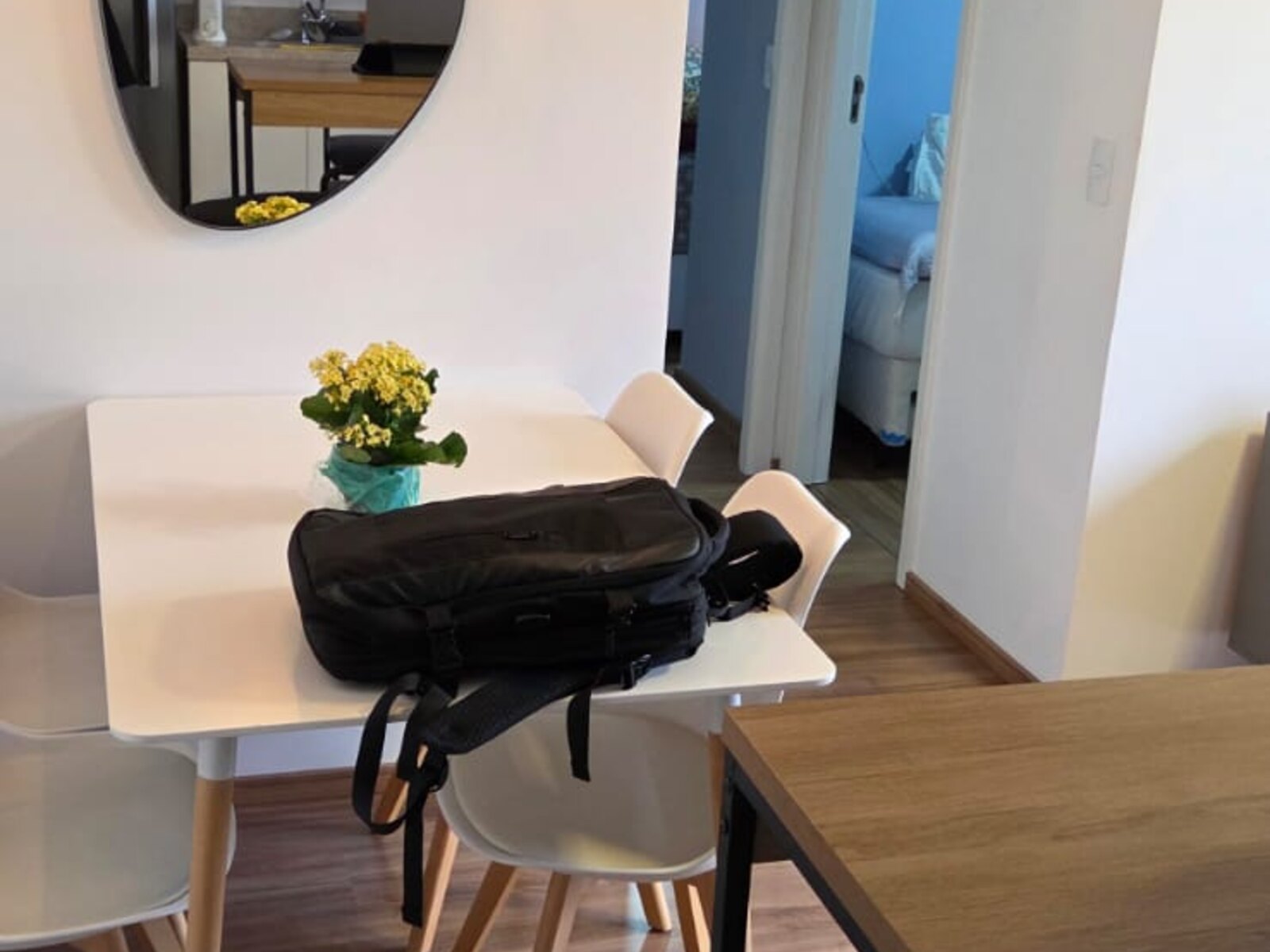 Sala de jantar integrada · Airbnb — antes da intervenção